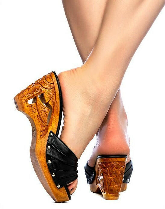 Souvenir/without Ankle Strap - in Black Leather.
